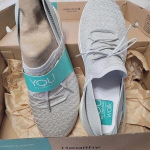 New in box Skechers gogo mat white/gray sz 9